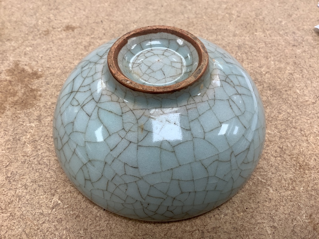 A Chinese crackle glaze bowl 9.5cm diam